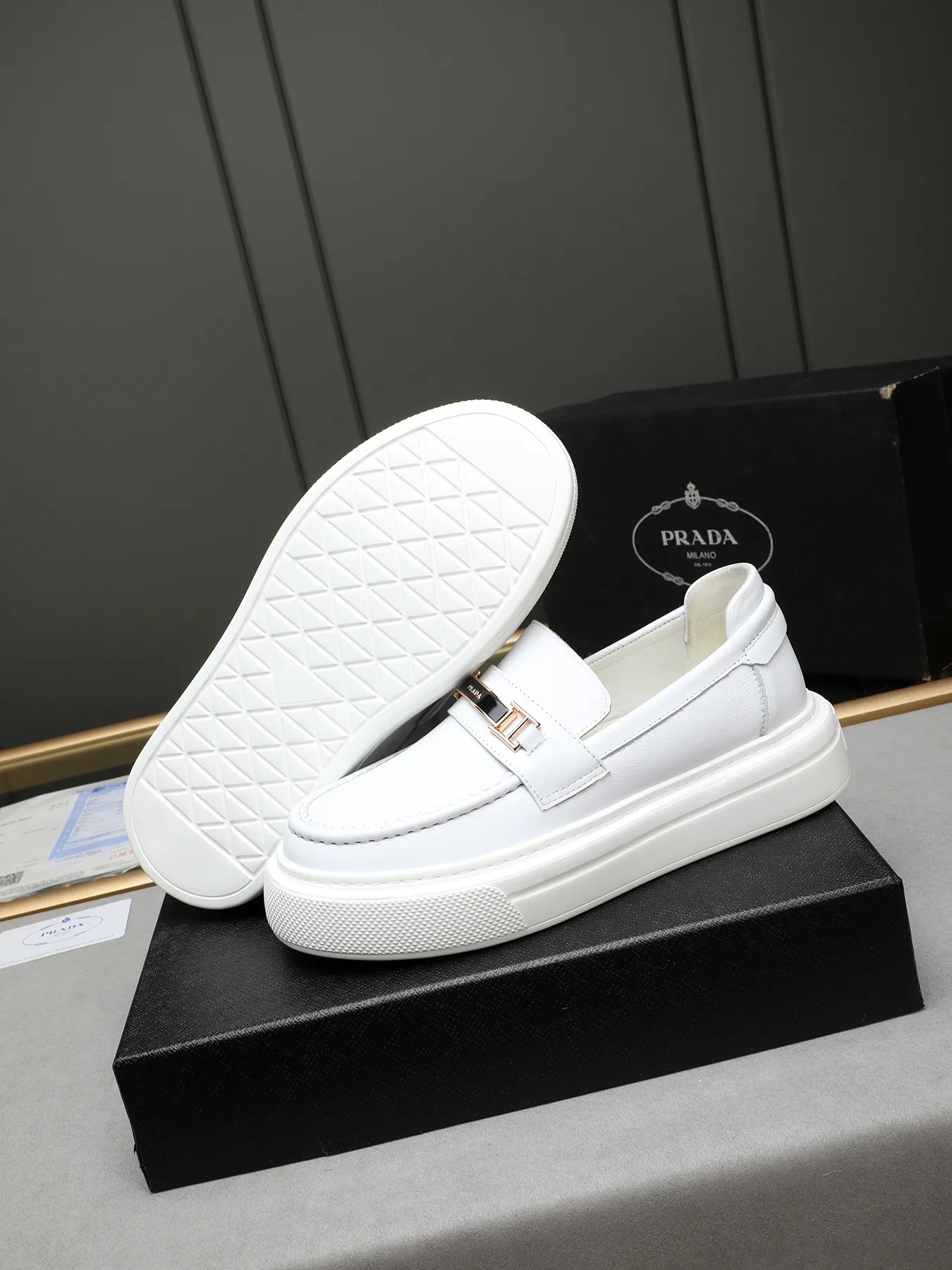 Men's Men's Shoes 💰500 Prada/Prada Men's new casual shoes, this upper is made of imported calfskin + sheep lining! The outsole is made of non-slip foam outsole, which feels good on your feet and is a fashionable and stylish item!  Size: 38-44 (45 customized)
